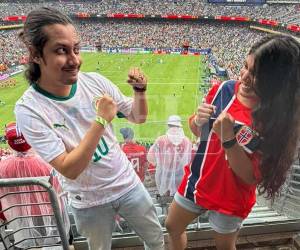 El amor ganó antes del pitazo inicial: esta pareja disfruta del Mundial apoyando a selecciones distintas, pero compartiendo la misma pasión por el fútbol.