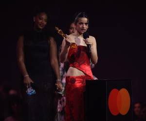 Al aceptar el galardón, la catalana dijo que era un honor poder llevar su música fuera de casa.