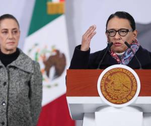 La secretaria de Gobernación, Rosa Icela Rodríguez /d), habla durante una rueda de prensa de la presidenta de México, Claudia Sheinbaum, en Palacio Nacional de la Ciudad de México (México).