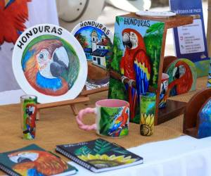 Diversas artesanías han sido instaladas para su comercialización en la plaza central de Copán Ruinas, donde se celebra el Guacamaya Fest 2026.