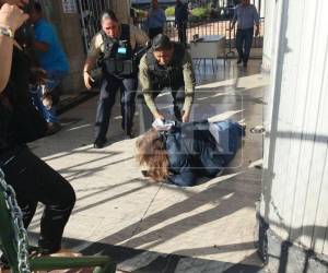 La diputada nacionalista por el departamento de La Paz, Gladis Aurora López, resultó herida tras la explosión en su espalda y también le provocó daños en el oído derecho.