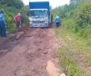 Sectores como El Rincón sufren por las calles destruidas, zonas donde se producen verduras que son trasportadas a la ciudad con dificultad.