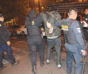 Según versión de la policía, los individuos vestían uniformes similares a los de sus agentes