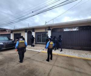 Agentes de las Fuerzas Especiales llegaron hasta los inmuebles donde se ejecutaron los allanamientos.
