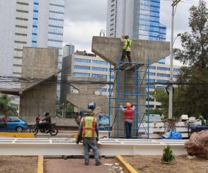 La fabricación de las vigas suma el avance del puente peatonal del bulevar Suyapa, una obra que registra 59% y será concluida en enero de 2027.
