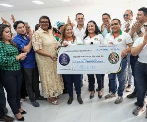 El presidente del Congreso, Tomás Zambrano, estuvo presente en la entrega.