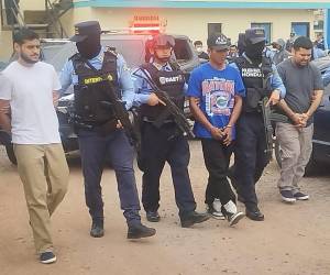 Agentes de la DPI presentaron a tres presuntos integrantes de una estructura criminal señalada de cometer robos con violencia bajo la modalidad de Taxi VIP en la capital. Los sospechosos utilizaban el servicio de transporte para someter a sus víctimas y despojarlas de sus pertenencias.