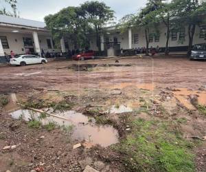 Así se encuentra el área de estacionamiento del Hospital San Felipe, donde las recientes lluvias han dejado grandes charcos de lodo.