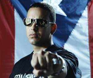 La gobernadora de Puerto Rico, Jenniffer González, anunció este miércoles que ha hecho oficial la firma de una medida legislativa para nombrar una carretera en la capital de San Juan con el nombre de Daddy Yankee.