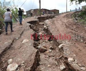 Este es el agujero que pasa por el centro de la calle principal de la aldea Agua Blanca y por el que sus pobladores imploran por ayuda.