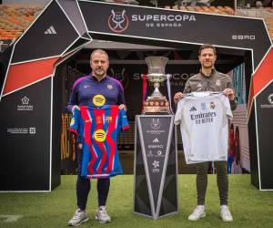 Hansi Flick y Xabi Alonso posando junto al trofeo de la Supercopa.