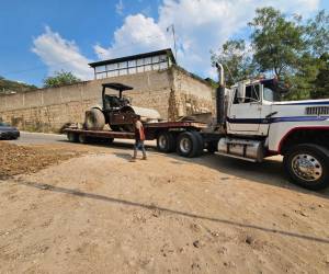 Vecinos de Reynel Fúnez relataron que la maquinaria llegó un día antes de la protesta anunciada para el 12 de mayo, iniciando trabajos en el punto donde la calle cedió.