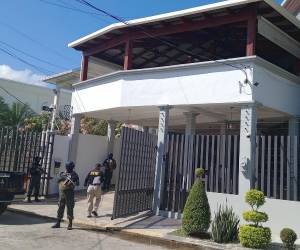 El Ministerio Público ejecuta la privación de dominio sobre 25 bienes, entre inmuebles, vehículos y sociedades mercantiles, vinculados al presunto cabecilla narco Martín Flores. Las autoridades aseguran que los bienes serían de origen ilícito. Aquí las imágenes de los allanamientos.