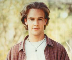La muerte del actor James Van Der Beek el 11 de febrero de 2026, a los 48 años, dejó al descubierto una paradoja incómoda en la industria del entretenimiento estadounidense. El rostro que marcó a una generación con Dawson’s Creek construyó una carrera constante en cine y televisión, con títulos como Varsity Blues y The Rules of Attraction, además de trabajos posteriores en CSI: Cyber y Don’t Trust the B---- in Apartment 23. Sin embargo, el balance final de su patrimonio estuvo muy lejos de lo que su popularidad sugería.