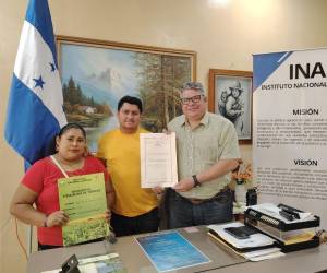 El jefe regional del Instituto Nacional Agrario (INA), Carlos Ramón Loucel Aguilera, entregó los títulos de propiedad a las familias beneficiadas en el departamento de Choluteca.