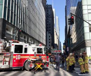 El edificio se encuentra en 6 East 43 Street, a una calle de la estación Grand Central, el mirador One Vanderbilt, Bryant Park y la Quinta Avenida, por donde este mediodía marchaban miles de personas durante el desfile de San Patricio.