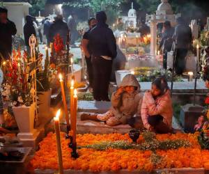 Muchas familias se movilizaron a Tlacotepec de Benito Juárez, en Puebla, para participar de una velada del Día de Muertos, para adorar las tumbas de sus seres queridos con velas, flores e incienso. Una celebración que combina historia, cultura y memoria.