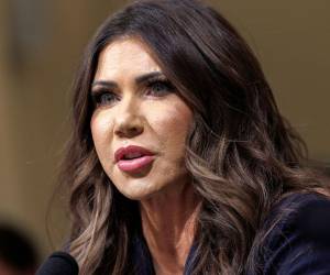 La secretaria de Seguridad Nacional de Estados Unidos, Kristi Noem, testifica durante una audiencia del Comité de Seguridad Nacional de la Cámara de Representantes denominada Amenazas mundiales a la patria en el Capitolio de Estados Unidos en Washington.