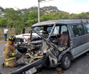Fuerte impacto entre un autobús escolar y un vehículo particular deja dos personas heridas.