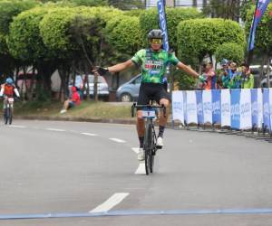 Bastante emocionado y sin poderlo creer, Héctor Menéndez cruzó este domingo la meta de la Vuelta EL HERALDO 2025. Aquí las imágenes de su paso a la victoria.