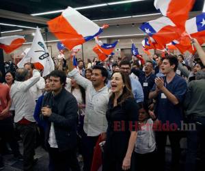 Los chilenos festejan luego de que el rechazo a la nueva Constitución ganó con más del 60%.