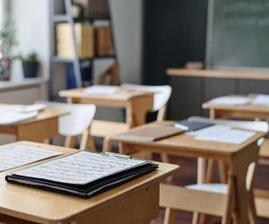 Deportaciones y menor migración reducen matrícula en escuelas de Florida.