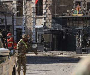 Los equipos de emergencia continúan buscando sobrevivientes entre los escombros de un cuartel militar en Viacha, Bolivia, donde dos explosiones dejaron seis personas muertas y al menos 84 heridas.