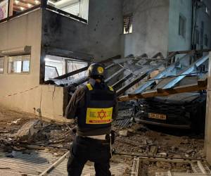 Dos personas murieron en Ramat Gan, en el distrito de Tel Aviv, por un impacto en su edificio registrado tras una andanada de misiles de Irán. Las imágenes de los daños tras andanada de misiles lanzados por Irán contra Tel Aviv, Israel.