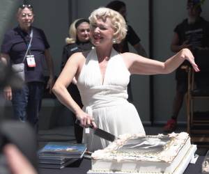 Nacida en Los Ángeles en 1926 bajo el nombre de Norma Jeane Mortenson, Monroe trascendió su época para convertirse en un icono indiscutible del cine y en una de las figuras más reconocibles del siglo XX.