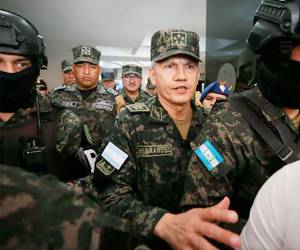 El general en condición de retiro Roosevelt Hernández enfrenta un requerimiento fiscal por presuntos delitos contra derechos fundamentales, mientras distintos sectores piden ampliar las investigaciones a su actuación durante el proceso electoral de 2025.