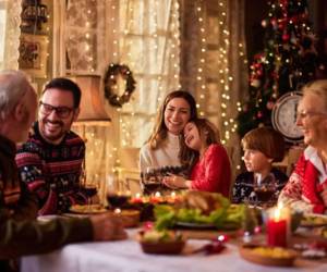 Más allá de los regalos, diciembre se vive con gestos solidarios, tradiciones religiosas y el deseo de comenzar un nuevo año.