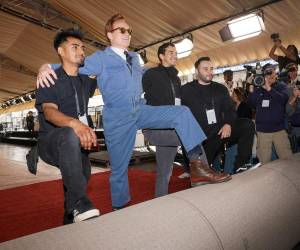 El comediante estadounidense Conan O'Brien ayudó a extender el tapiz que cubrirá por unos días parte del Paseo de la Fama para dar paso a los protagonistas del cine de este año.
