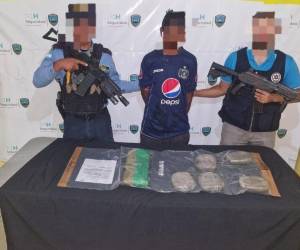 Durante el operativo, los agentes decomisaron cinco envoltorios plásticos transparentes con hierba seca con<a rel=noopener noreferrer href=https://www.elheraldo.hn/sucesos/cae-el-psicopata-supuesto-cabecilla-de-la-18-en-la-colonia-calpules-NL28985668 target=_blank> </a>presunta marihuana.