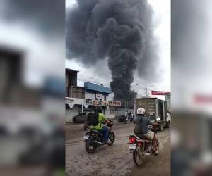 Una columna de humo se logra ver desde varios puntos de la ciudad de Tocoa.