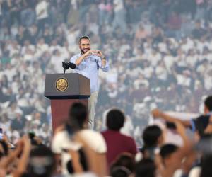El mandatario salvadoreño habló ante unos 30.000 jóvenes estudiantes del sector público.