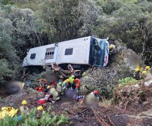 Los equipos de emergencia trabajan en una zona de difícil acceso para descartar que haya más afectados