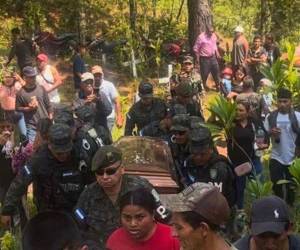 Sus compañeros llevaron el féretro hasta que le dieron cristiana sepultura.