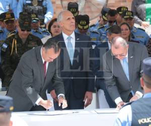 Momento en que el ministro de Seguridad, Gerzon Velásquez firmó el contrato con el representante de Forensic Technology Inc., Ramón Sierra de la Garza.