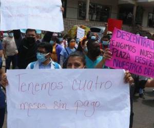 Los médicos que laboran en instituciones descentralizadas han salido a las calles a protestar ante la falta de pago por parte del Estado.