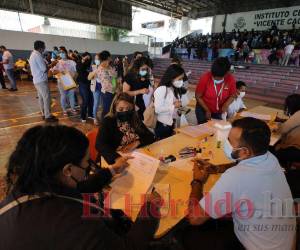 Un total de 9,000 plazas vacantes tiene la Secretaría de Educación para el nivel de básica (primero a sexto grado), el resto se dividen en horas para secundaria; 1,500 plazas para directores y secretarios de centros educativos y 800 para prebásica.