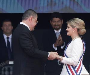 Con invitados especiales y una gran parte de la población de San José, la politóloga Laura Fernández Delgado juró este viernes como la presidenta número 50 de Costa Rica.