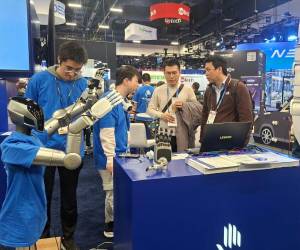 El CES 2026, la feria más grande de tecnología que se realiza del 6 al 9 de enero en Las Vegas, Nevada, y que reúne a las grandes marcas del sector, inició hoy con una propuesta marcada por la inteligencia artificial (IA), el entretenimiento a través de pantallas y robots capaces de bailar y realizar diversas tareas.