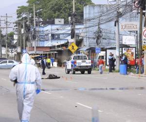 Luego de robar una motocicleta, dos hombres fueron abatidos a disparos por el dueño del vehículo que los alcanzó cuando se detuvieron a asaltar a un peatón en una parada de buses del bulevar del Norte, por la colonia Tara de San Pedro Sula. Las imágenes de la escena en esta galería.