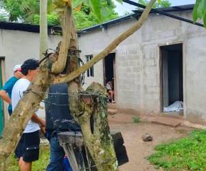 El cuerpo de la joven quedó en la entrada de la puerta de su vivienda.