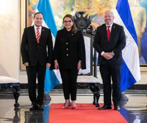 El ahora exembajador de Nicaragua en Honduras, Sidhartha Francisco Marín Aráuz, junto a la presidenta Xiomara Castro y el canciller Enrique Reina.