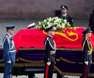 Noruega dio este miércoles 09 de septiembre el último adiós al rey Harald V, fallecido el 28 de agosto a los 89 años, y dio la bienvenida al nuevo monarca Haakon VIII, arropado en este día no sólo por las principales monarquías, sino también por decenas de miles de personas que siguieron tanto el cortejo fúnebre como el funeral de Estado y la posterior salida al balcón de la familia real.