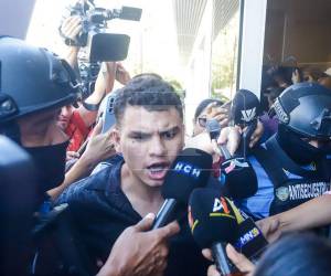 Agentes policiales trasladan a Cristian Ariel Rodríguez Ortega, de 26 años, tras su captura en la aldea El Milagro, sector Dos Caminos, en Villanueva. Se trata del tercr sospechoso del crimen contra Valeria Alvarado. Aquí los detalles.