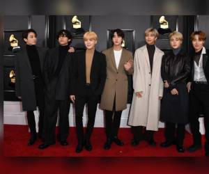 En esta foto de archivo tomada el 26 de enero de 2020, la banda de chicos de Corea del Sur BTS llega a la 62ª Entrega Anual de los Premios Grammy en Los Ángeles.