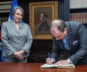 Durante el acto, Ochoa Madrid destacó la histórica relación entre ambos países y aseguró que su gestión se enfocará en promover la inversión extranjera.