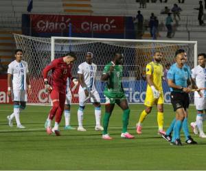 La selección de Honduras inició con el pie izquierdo en su debut en la Concacaf Nations League 2026, cayendo ante Surinam 2-3 jugando de local. Conozca el rendimiento de La H según datos de Sofascore.